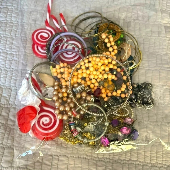 *Final* Big Bag of Jewelry - Earrings, Bracelets, Necklaces & Few Miscellaneous - Picture 1 of 5